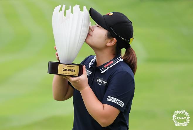 13일 경기 용인 88컨트리클럽에서 열린 K-FOOD 놀부 화미 마스터즈에서 우승한 뒤 트로피에 입을 맞추고 있다. (KLPGT 제공. 재판매 및 DB금지)