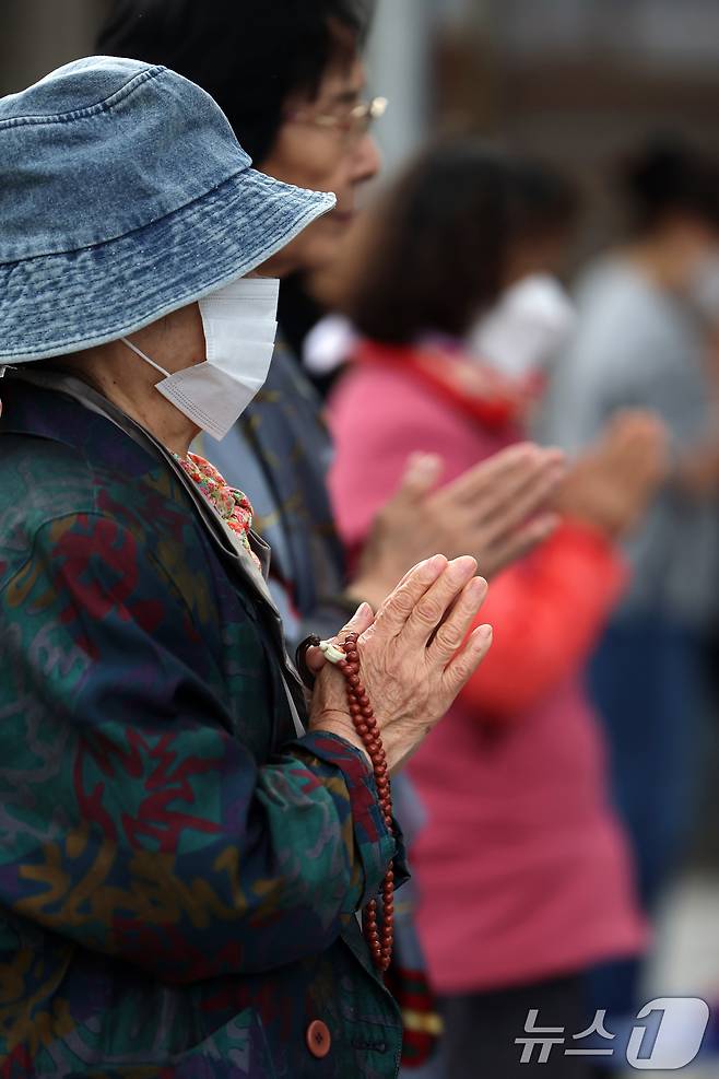 2026학년도 대학수학능력시험을 30일 앞둔 14일 오후 서울 강북구 삼각산 도선사에서 학부모들이 불자들이 자녀의 학업 성취를 기원하며 기도하고 있다. 2025.10.14/뉴스1 ⓒ News1 황기선 기자