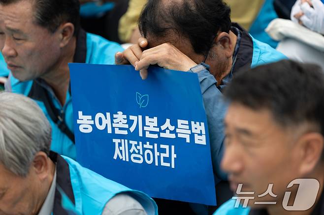 12일 서울 여의도 국회에서 열린 '농어촌기본소득 입법 촉구 500인 기자회견'에서 참가자들이 농어촌 기본소득법 제정을 촉구하고 있다. 농어촌기본소득 법안은 농어촌 읍·면 지역에 1년 이상 거주한 모든 주민에게 월 30만원(연 360만원) 수준의 기본소득을 단계적으로 확대 지급하는 것을 골자로 한다. 2025.9.12/뉴스1 ⓒ News1 이승배 기자