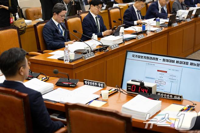 윤호중 행정안전부 장관이 14일 서울 여의도 국회에서 열린 행정안전위원회의 행정안전부 등에 대한 국정감사에서 국가정보자원관리원 화재대응 매뉴얼 자료를 바라보고 있다. 2025.10.14/뉴스1 ⓒ News1 유승관 기자