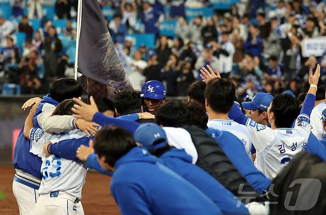 14일 오후 대구 삼성라이온즈파크에서 열린 프로야구 2025 신한 SOL뱅크 KBO 준플레이오프 4차전 SSG 랜더스와 삼성 라이온즈의 경기, 삼성 디아즈가 8회말 2사 1루 상황 역전 투런홈런을 친 뒤 더그아웃에서 동료들과 기쁨을 나누고 있다. 2025.10.14/뉴스1 ⓒ News1 김진환 기자