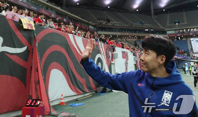 한국 남자 선수 A매치 최다 출전한 손흥민이 14일 오후 서울 마포구 서울월드컵경기장에서 열린 하나은행 초청 축구국가대표팀 친선경기 대한민국과 파라과이의 경기에서 2대0으로 승리한 대한민국 손흥민이 팬들과 인사를 하고 있다. 2025.10.14/뉴스1 ⓒ News1 김명섭 기자