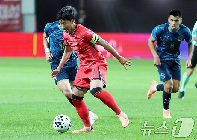 14일 오후 서울 마포구 상암월드컵경기장에서 열린 '하나은행 초청 축구국가대표팀 친선경기' 대한민국과 파라과이의 경기 전반전에서 손흥민이 드리블을 하고 있다. 2025.10.14/뉴스1 ⓒ News1 김명섭 기자