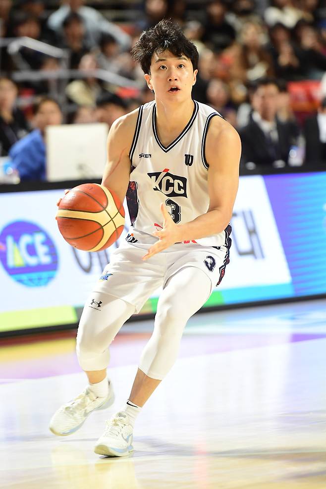 부산 KCC 허웅이 13일 잠실학생체육관에서 열린 2025~2026 LG전자 프로농구 정규리그 서울 SK와 경기에서 3점슛을 던지고 있다. 사진 | KBL