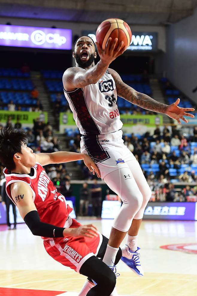 부산 KCC 숀 롱이 13일 잠실학생체육관에서 열린 2025~2026 LG전자 프로농구 정규리그 서울 SK전에서 골밑슛을 던지고 있다. 사진 | KBL