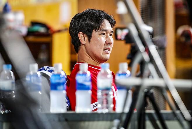 SSG 최정이 13일 대구삼성라이온즈파크에서 열린 2025 KBO 포스트시즌 삼성과 준플레이오프(준PO) 3차전에서 더그아웃에서 숨을 고르고 있다. 사진 | SSG 랜더스