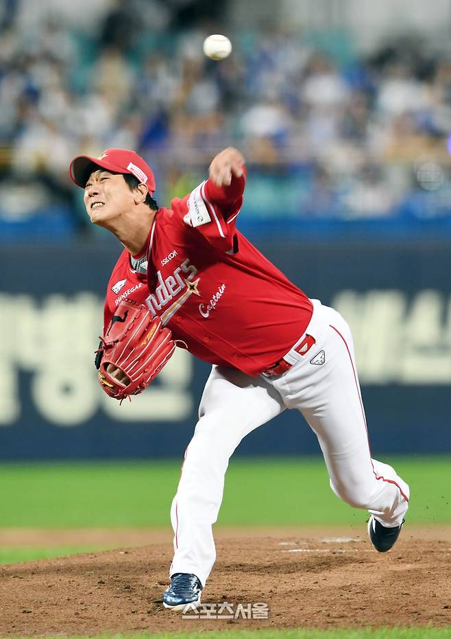 SSG 김광현이 14일 대구 삼성라이온즈파크에서 열린 2025 KBO리그 삼성과 준플레이오프 4차전에 선발 등판해 힘차게 공을 던지고 있다. 대구 | 박진업 기자 upandup@sportsseoul.com