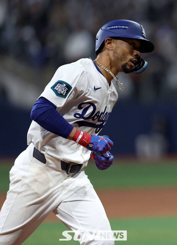 지난해 3월 21일 서울 고척스카이돔에서 열린 미국프로야구(MLB) 서울시리즈 샌디에이고 파드리스 vs LA 다저스 2차전 경기, 5회말 1사 주자 1루 상황 LA 다저스 무키 베츠가 좌월 투런 홈런을 날리고 그라운드를 돌고 있다. /사진=뉴시스
