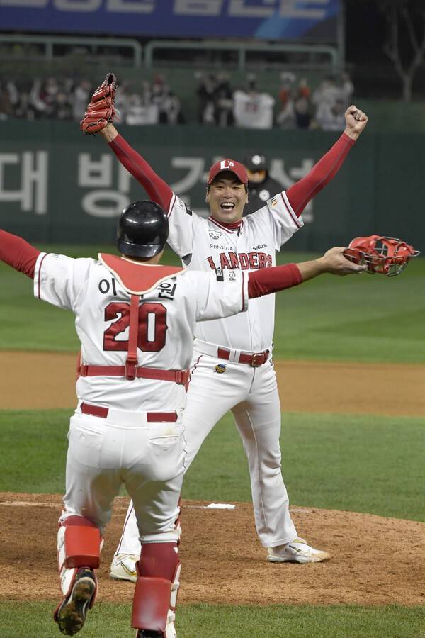 김광현이 지난 2022년 한국시리즈 6차전에서 경기 마무리 후 이재원과 얼싸안으며 세리머니를 펼치고 있다. 사진 | SSG 랜더스&nbsp;