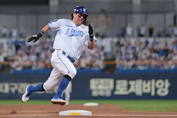 14일 오후 6시 30분 대구 삼성라이온즈파크에서 열린 SSG 랜더스와 2025 신한 SOL 뱅크 KBO 포스트시즌(PS) 준플레이오프(준PO·5전 3선승제) 4차전에 출전한 강민호가 홈으로 쇄도하고 있다. /사진=삼성 라이온즈