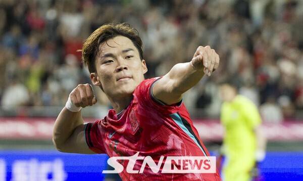 14일 오후 서울 마포구 서울월드컵경기장에서 열린 하나은행 초청 축구국가대표팀 친선경기 대한민국과 파라과이의 경기 후반 대한민국 오현규가 추가골을 넣고 세리머니를 하고 있다. /사진=뉴시스