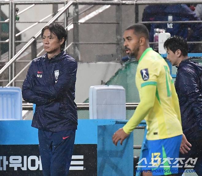 10일 오후 서울 상암동 서울월드컵경기장에서 대한민국 축구대표팀과 브라질의 A매치 평가전이 열렸다. 경기를 지켜보는 홍명보 감독. 상암=송정헌 기자songs@sportschosun.com/2025.10.10/