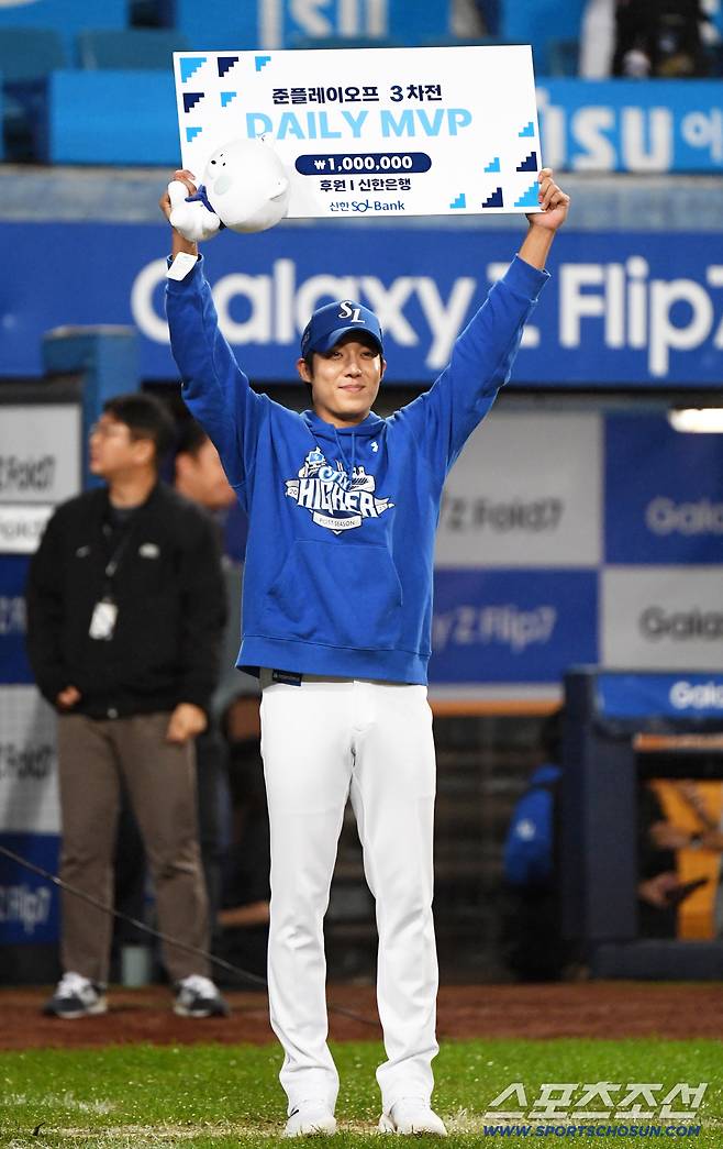 13일 대구 라이온즈파크에서 열린 삼성과 SSG의 준PO 3차전. 데일리 MVP 원태인이 기념촬영을 하고 있다. 대구=박재만 기자 pjm@sportschosun.com/2025.10.13/