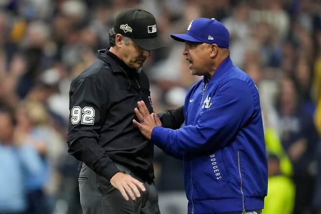 Los Angeles Dodgers manager Dave Roberts argues with umpire James Hoys during the fourth inning in Game 1 of baseball's National League Championship Series, Monday, Oct. 13, 2025, in Milwaukee. (AP Photo/Ashley Landis)







<저작권자(c) 연합뉴스, 무단 전재-재배포, AI 학습 및 활용 금지>