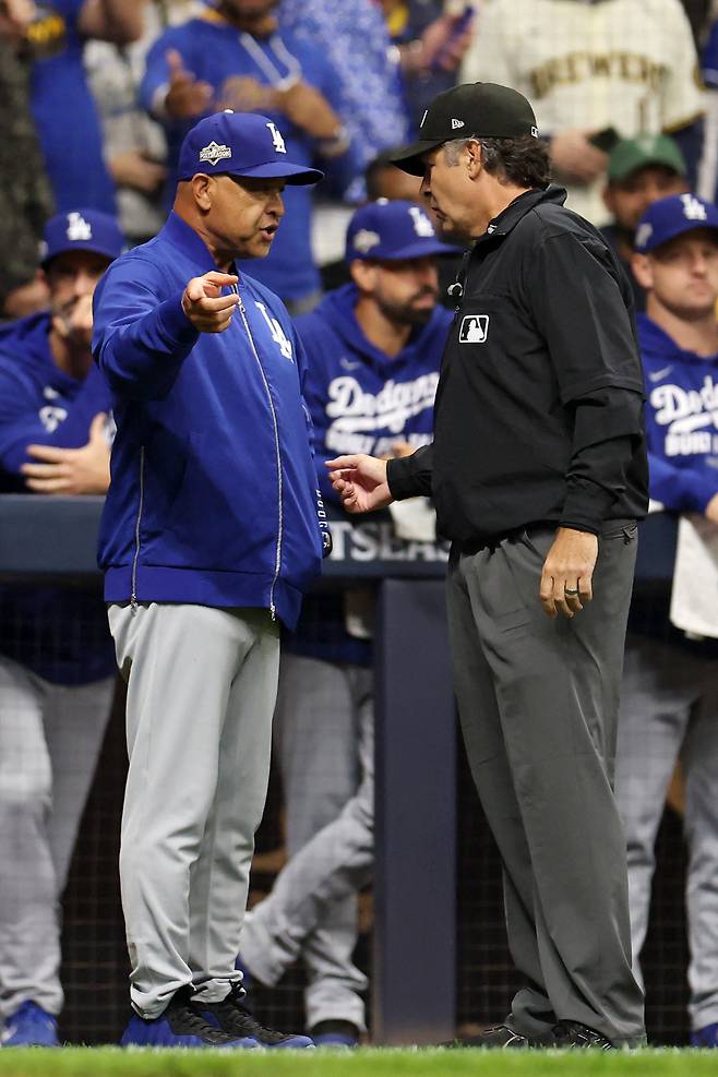 MILWAUKEE, WISCONSIN - OCTOBER 13: Manager Dave Roberts of the Los Angeles Dodgers discuses a challenge with umpire James Hoye during the fourth inning against the Milwaukee Brewers in game one of the National League Championship Series at American Family Field on October 13, 2025 in Milwaukee, Wisconsin. Michael Reaves/Getty Images/AFP (Photo by Michael Reaves / GETTY IMAGES NORTH AMERICA / Getty Images via AFP)
<저작권자(c) 연합뉴스, 무단 전재-재배포, AI 학습 및 활용 금지>