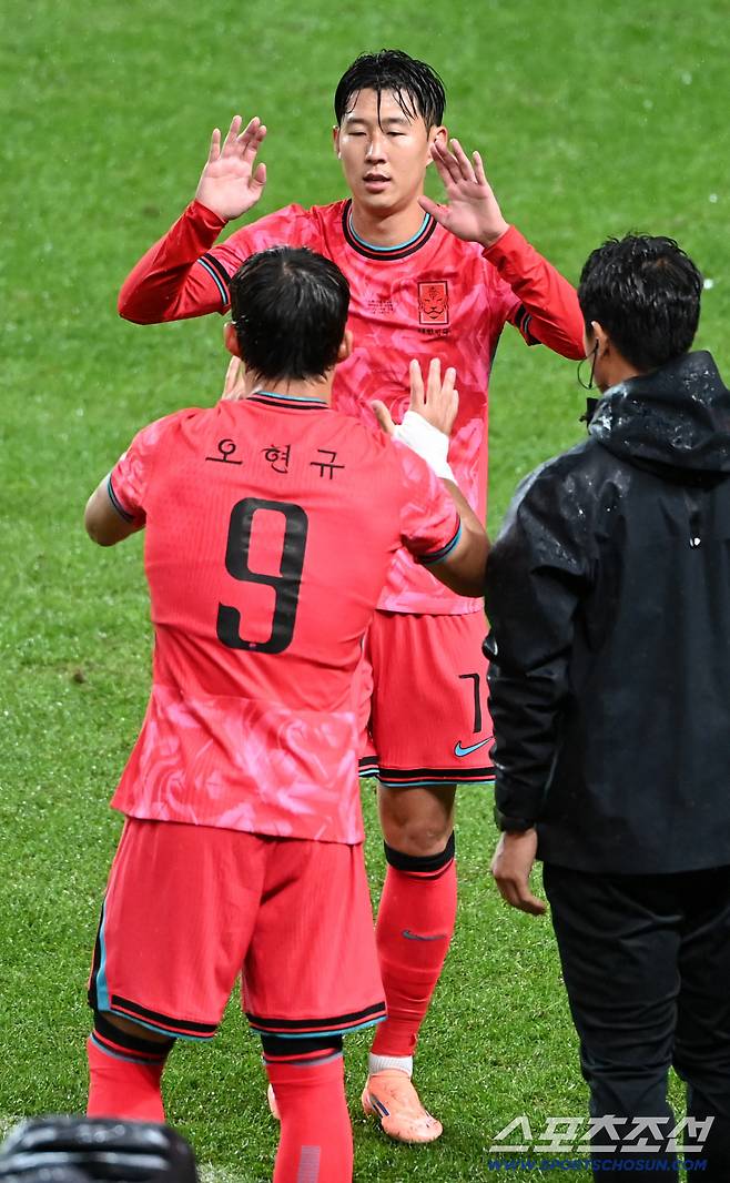 10일 서울월드컵경기장에서 열린 대한민국 축구대표팀과 브라질의 A매치 평가전, 손흥민이 오현규와 교체되고 있다. 상암=허상욱 기자wook@sportschosun.com/2025.10.10/