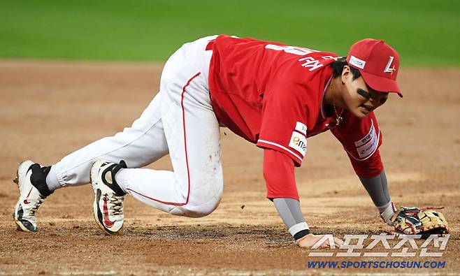 13일 대구 라이온즈파크에서 열린 삼성과 SSG의 준PO 3차전. 3회말 2사 1,3루 삼성 김성윤의 내야 안타 때 SSG 2루수 안상현 송구를 1루수 고명준이 포구에 실패하고 있다. 대구=박재만 기자 pjm@sportschosun.com/2025.10.13/