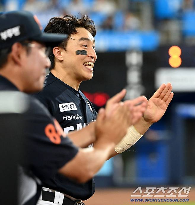 6일 대구 삼성라이온즈파크에서 열린 한화와 삼성의 경기, 7회초 1사 1,3루 한화 손아섭이 내야땅볼로 타점을 올린 채은성에 박수를 보내고 있다. 대구=허상욱 기자wook@sportschosun.com/2025.09.06/