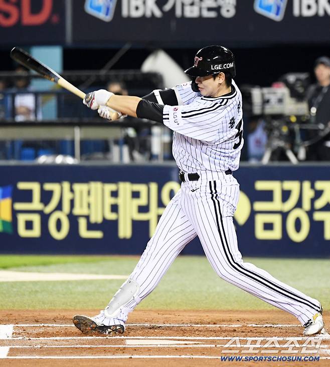1일 잠실구장에서 열린 LG 트윈스와 NC 다이노스의 경기. LG 홍창기가 타격을 하고 있다. 잠실=박재만 기자 pjm@sportschosun.com/2025.10.01/