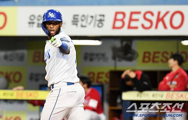 14일 대구 라이온즈파크에서 열린 삼성과 SSG의 준PO 4차전. 8회말 2사 1루 삼성 디아즈가 역전 투런포를 날린 뒤 환호하고 있다. 대구=박재만 기자 pjm@sportschosun.com/2025.10.14/