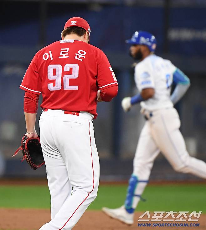 14일 대구 라이온즈파크에서 열린 SSG와 삼성의 준PO 4차전. 8회말 2사 1루 디아즈에게 투런포를 허용한 이로운이 고개 숙이고 있다. 대구=정재근 기자 cjg@sportschosun.com/2025.10.14/