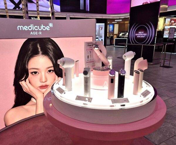 신세계면세점이 글로벌 뷰티 브랜드 메디큐브(MEDICUBE) 팝업스토어를 오는 11월 30일까지 명동점 10층 아이코닉존에서 운영한다. /신세계면세점