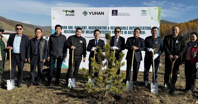 왼쪽 세번째부터 강호덕 산림청 사막화방지연구사업단장, 바트후 몽골 대통령 자문위원, 문흐바트 대통령 비상임 고문, 여섯번째부터 박종호 AFoCO 사무총장, 유한양행조민철 상무, 오윤사나 몽골산림청장, 볼드바타르 빌리언트리스 NGO 대표. /유한양행