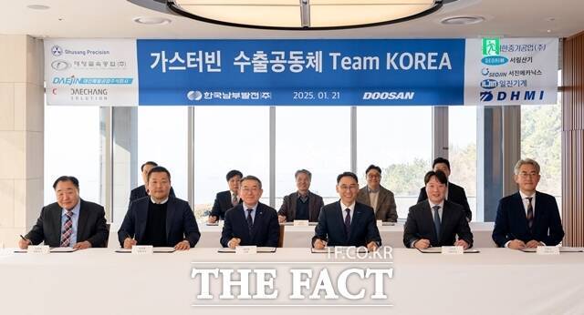 두산에너빌리티가 원전과 가스터빈 중심 수익구조로 3분기 실적 개선에 시동을 건다. 두산에너빌리티 창원 본사에서 1월21일 진행된 '가스터빈 수출공동체 팀 코리아' 업무협약식에서 김준동 한국남부발전 사장(앞줄 왼쪽 3번째)과 정연인 두산에너빌리티 부회장(앞줄 왼쪽 4번째)이 국내 협력사 대표들과 기념촬영을 하고 있다. /두산에너빌리티