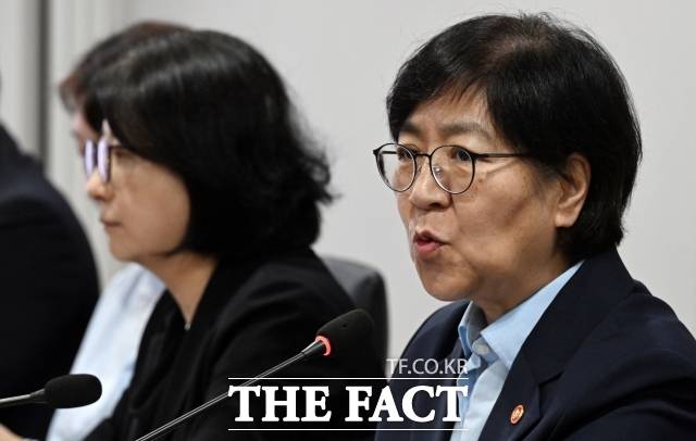 14일 국정감사에서 국민 보건과 의료 체계를 담당하는 보건보지부가 지역의료 붕괴와 응급실 뺑뺑이 등에 대한 대응이 미흡하다는 지적이 제기됐다. 사진은 지난 9월 17일 정은경 보건복지부 장관이 서울 중구 세종대로 아동권리보장원에서 열린 제1차 입양정책위원회 회의를 주재하는 모습. /임영무 기자