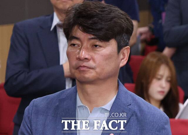 우영규 카카오 부사장은 14일 국회에서 열린 방송미디어통신위원회 대상 국정감사에 증인으로 참석해 최근 업데이트로 논란이 된 카카오톡 업데이트에 대해 "이전 버전으로 롤백은 불가능하다"고 말했다. /뉴시스