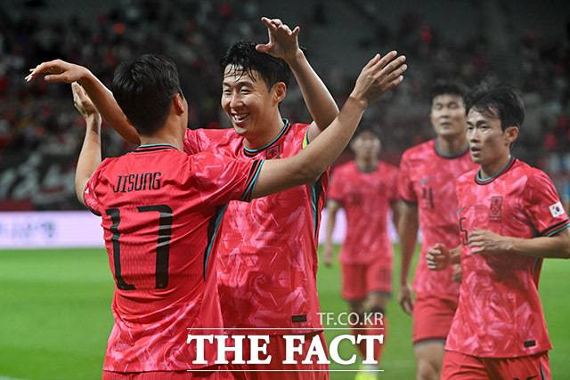 대한민국과 파라과이의 평가전이 14일 오후 서울 마포구 서울월드컵경기장에서 열린 가운데 엄지성(왼쪽)이 득점 후 손흥민과 동료들의 축하를 받고 있다./서울월드컵경기장=남용희 기자