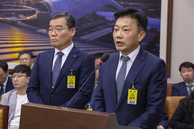 13일 국회 국토교통원회에서 열린 국토교통부에 대한 2025년도 국정감사에서 건설 사고 증가 관련 증인으로 출석한 송치영 포스코이앤씨 사장(앞)과 김보현 대우건설 대표가 의원 질의에 답하고 있다. 연합뉴스