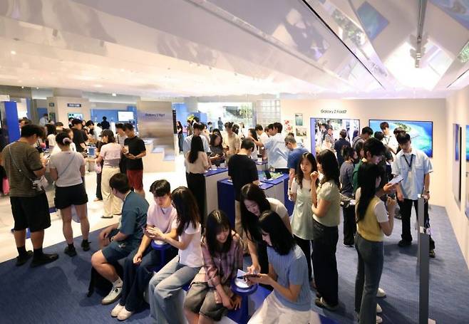 갤럭시 스튜디오 방문객들이 갤럭시 Z 폴드7·플립7을 체험하고 있다. 삼성전자 제공