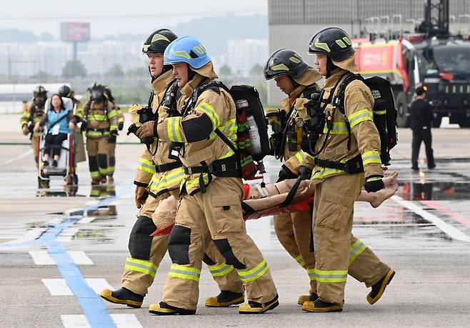 한국공항공사가 지난 달 30일 김포공항 안전한국훈련 현장에서 2025년 재난대응 안전한국훈련을 실시했다고 1일 밝혔다. 소방대원이 항공기 사고 부상자를 이송하고 있다. 사진은 기사와 직접적 관련 없음. /한국공항공사 제공