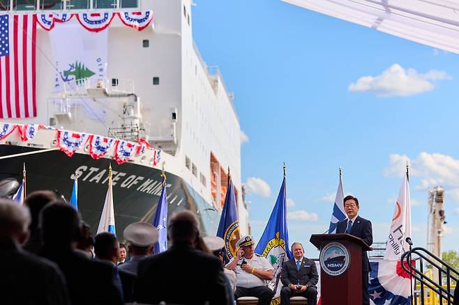 이재명 대통령이 지난 8월 26일(현지 시각) 미국 필라델피아 한화 필리조선소에서 열린 미국 해양청 발주 국가안보 다목적선 '스테이트 오브 메인'호의 명명식에서 축사를 하고 있다./이재명 대통령 SNS