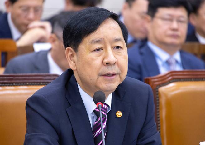 구윤철 부총리 겸 기획재정부 장관이 14일 국회 기획재정위에서 열린 2025년도 기획재정부 조세 분야 국정감사에서 의원 질의에 답하고 있다. /연합뉴스