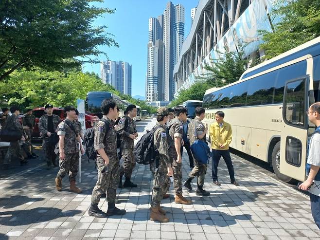 대구경북지방병무청이 지난 6월 23일 올해 동원훈련 집단수송 집결지인 대구복합스포츠타운에서 예비군을 격려하며 차량에 탑승시키고 있다. 대구경북지방병무청 제공