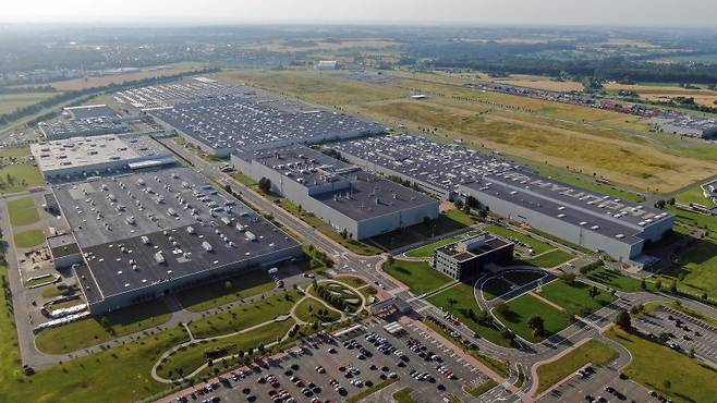 유럽 각국 정부가 전기차 보조금 정책을 발표하면서 유럽에 중저가 전기차를 집중하고 있는 현대차그룹이 수혜를 받을 전망이다. 사진은 현대차 체코공장 전경 현대차 제공