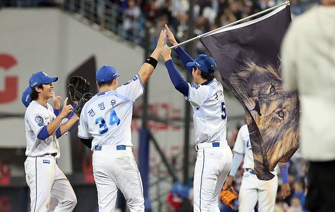 14일 오후 대구 삼성라이온즈파크에서 열린 프로야구 2025 신한 SOL뱅크 KBO 준플레이오프 4차전 SSG 랜더스와 삼성 라이온즈의 경기, 5대2 역전승을 거두며 시리즈 전적 3승 1패를 거두며 플레이오프 진출에 성공한 삼성 선수들이 환호하고 있다. 뉴스1