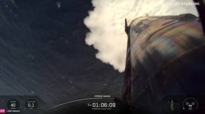 스타십의 상단 로켓이 지구를 거의 한 바퀴 돌아 1시간 6분여만에 인도양 해상에 착수하고 있다. 웹방송 갈무