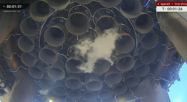 스타십 1단 추진체 슈퍼헤비 하단의 33개 엔진. 웹방송 갈무리