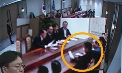 2024년 12월3일 비상계엄 선포 직후 윤석열 전 대통령이 최상목 전 경제부총리 겸 기획재정부 장관에게 계엄 지시 문건을 직접 건넨 뒤 최 전 부총리가 이를 정독하는 장면. 서울중앙지법 제공