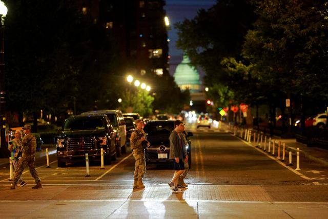 도널드 트럼프 미국 대통령이 주 방위군을 배치하고 범죄 예방을 지원하기 위해 연방 법 집행 기관의 주둔을 강화하라는 명령을 내린 지 몇 주 후인 2025년 8월 31일, 웨스트버지니아 주 방위군 대원들이 해군 기지에서 순찰하는 동안 총기를 소지하고 있다. 로이터=연합뉴스