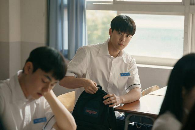 서울에서 부산으로 전학 온 윤석은 말수가 적고 타인에게 기대는 일을 어려워하는 조용한 학생이다. 넷플릭스 제공