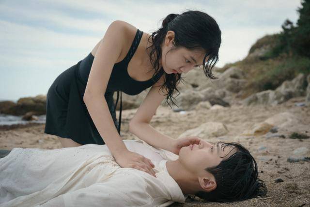 영화 '고백의 역사'에서 세리가 바다에 빠진 윤석을 구하는 장면. 넷플릭스 제공