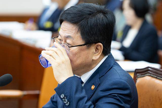 최교진 교육부 장관이 14일 서울 여의도 국회에서 열린 교육위원회 국정감사에 출석해 물을 마시고 있다. 뉴스1