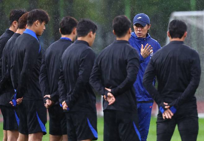 지시하는 홍명보 감독(고양=연합뉴스) 서대연 기자 = 홍명보 대한민국 축구 국가대표팀 감독이 파라과이와의 평가전을 하루 앞둔 13일 경기도 고양시 고양종합운동장 보조구장에서 열린 공식 훈련에서 선수들에게 지시하고 있다. 2025.10.13 dwise@yna.co.kr/2025-10-13 16:15:35/<저작권자 ⓒ 1980-2025 ㈜연합뉴스. 무단 전재 재배포 금지, AI 학습 및 활용 금지>