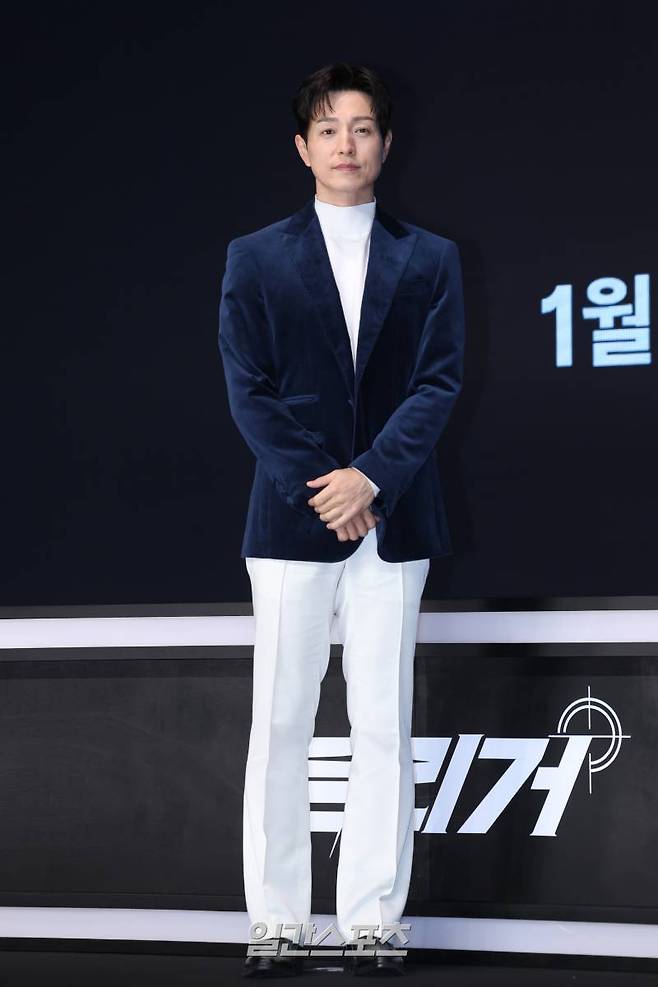 배우 정성일이 8일 오전 서울 영등포구 콘래드 호텔에서 열린 디즈니+ 오리지널 '트리거' 제작발표회에 참석해 포즈를 취하고 있다. '트리거'는 이 꽃 같은 세상, 나쁜 놈들의 잘못을 활짝 까발리기 위해 일단 카메라부터 들이대고 보는 지독한 탐사보도 프로 놈들의 이야기. 15일 공개. 서병수 기자 qudtn@edaily.co.kr /2025.01.08/
