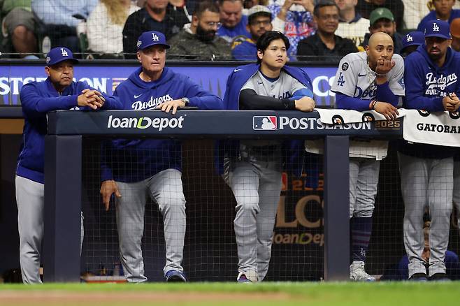 <yonhap photo-2992=""> 오타니 쇼헤이가 포스트시즌 타격 부진을 겪고 있다. Michael Reaves/Getty Images/AFP (Photo by Michael Reaves / GETTY IMAGES NORTH AMERICA / Getty Images via AFP)/2025-10-14 10:13:56/ <저작권자 ⓒ 1980-2025 ㈜연합뉴스. 무단 전재 재배포 금지, AI 학습 및 활용 금지></yonhap>