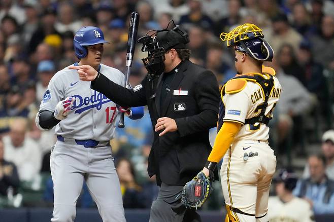 <yonhap photo-3092=""> Los Angeles Dodgers' Shohei Ohtani is intentionally walked against the Milwaukee Brewers during the fifth inning in Game 1 of baseball's National League Championship Series, Monday, Oct. 13, 2025, in Milwaukee. (AP Photo/Ashley Landis)/2025-10-14 10:25:54/ <저작권자 ⓒ 1980-2025 ㈜연합뉴스. 무단 전재 재배포 금지, AI 학습 및 활용 금지></yonhap>